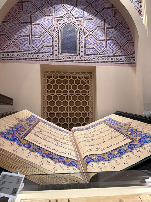 Markazdagi ko'rgazma: Qur'on qo'lyozmasi